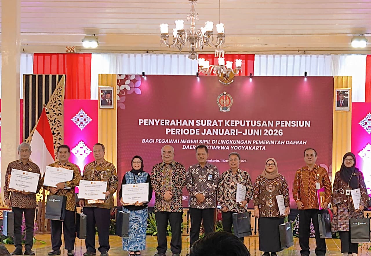 Wakil Gubernur DIY Serahkan SK Pensiun PNS Periode Januari-Juni 2026